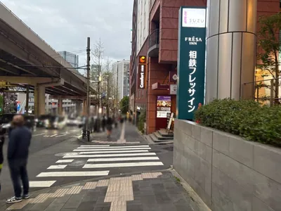 チックへの道順 4／6：二つ目の路地を右折します。