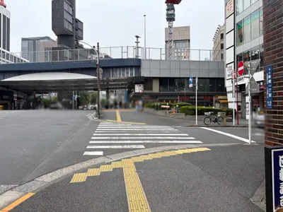 廉 （レン）への道順 3／7：一つ目の横断歩道を渡ります。