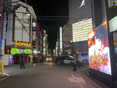 ビゼへの道順 13／13：二つ目の十字路を越えた右手に新宿ビゼの入る「叙々苑新宿ビルⅡ」があります。
