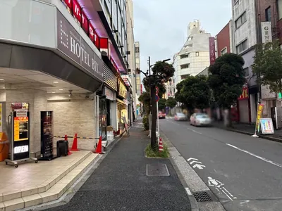 エピラウンジへの道順 10／13：道路を右手に直進します。
