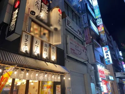 ゼストへの道順 4／4：駅から左手の5件目のビルが門前仲町ゼストの入る佐藤ビルです。