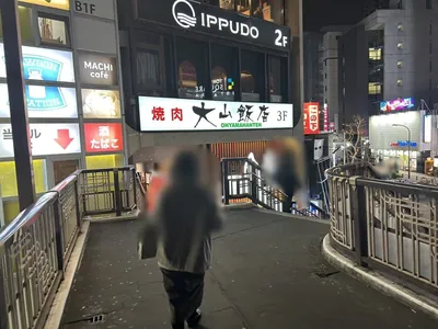 アムールへの道順 4／8：突き当りの右の階段を下ります。