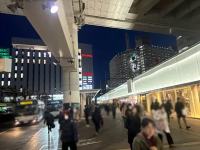 花 （ハナ）への道順 3／13：ロータリーを左手に進みます。