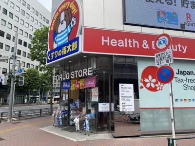 ビオラへの道順 1／10：新橋駅銀座口を出ます。目の前にくすりの福太郎があるのでくすりの福太郎側へ渡ります。