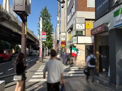 セリーネへの道順 3／8：一つ目の路地を越えて直進を続けます。