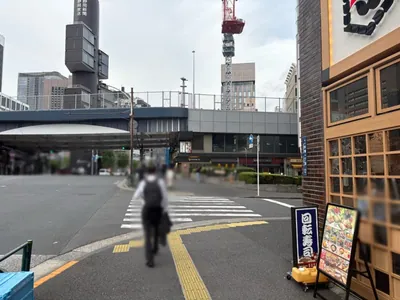 久子 （ヒサコ）への道順 3／9：一つ目の横断歩道を渡って直進します。