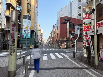 ガールズコレクションへの道順 7／11：三つ目の十字路を越えて直進します。