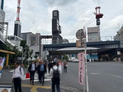 アナザームーンへの道順 4／7：二つ目の横断歩道も渡って高架下を進みます。