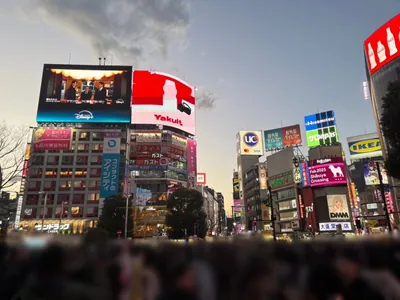 オシモへの道順 2／9：駅を背にしてスクランブル交差点方向に歩きます。