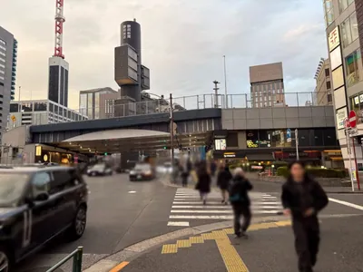 グレィスへの道順 3／8：一つ目の横断歩道を渡って直進します。