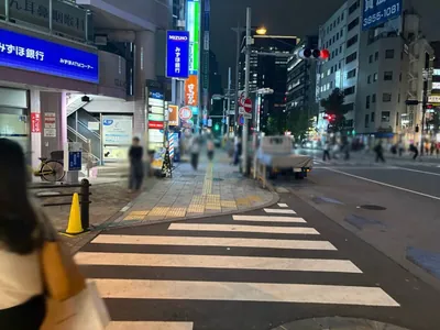 アールへの道順 3／4：渡ったら右手の短い横断歩道を渡ります。