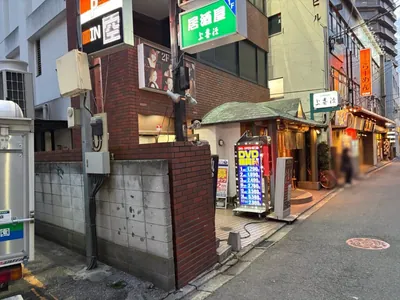 ラプソディへの道順 5／5：少し進むと左手に本八幡ラプソディが入る「ウエストビル」があります。