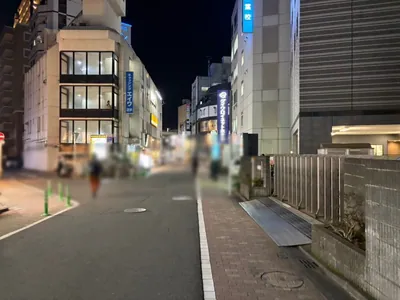 バスキアへの道順 8／10：左手路地を越えて直進をします。