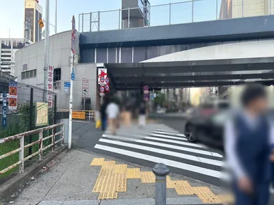志都 （しと）への道順 5／10：横断歩道を2つ超えて高速道路の下を進みます。