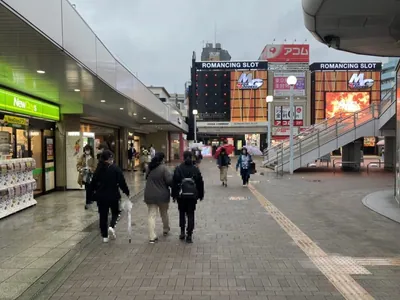 ヴェルージュへの道順 2／5：駅を正面に見て左へ歩きます。