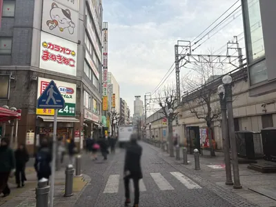 シギラへの道順 5／9：左手路地を越えて直進します。
