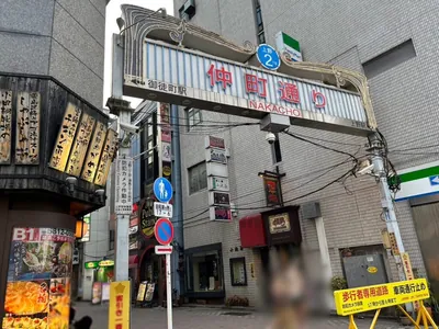 コットンクラブへの道順 4／6：二つ目の路地を左折して、仲町通りに入ります。