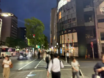 B4 （ビーフォー）への道順 9／10：四つ目の横断歩道を渡らずに右折します。