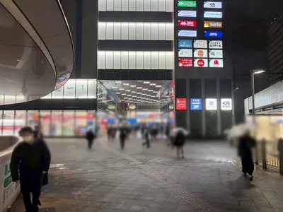 サロンへの道順 4／13：ビルの下を抜けて直進します。