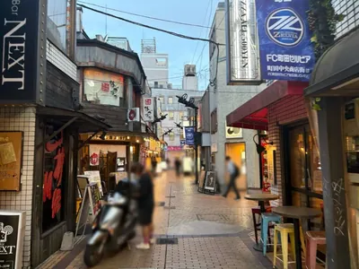 B4 （ビーフォー）への道順 3／4：十字路を越えて直進します。