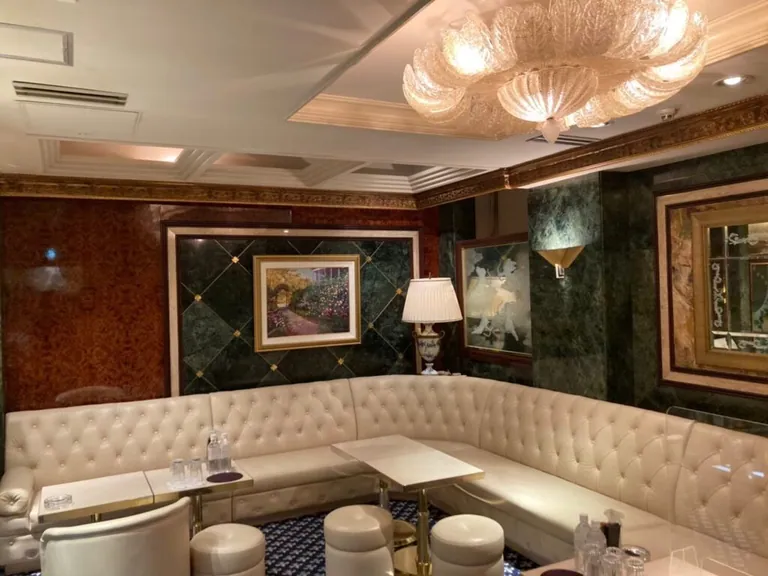 ガーデンラウンジの店内