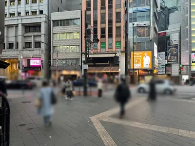 ベネ東京への道順 2／6：道路を右手に直進して六本木の交差点を左折します。