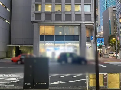 キャロットへの道順 2／7：出口を背中にして左へ歩きます。