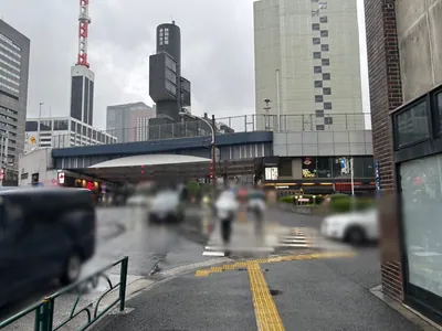 バンブーへの道順 3／10：一つ目の横断歩道を渡ります。