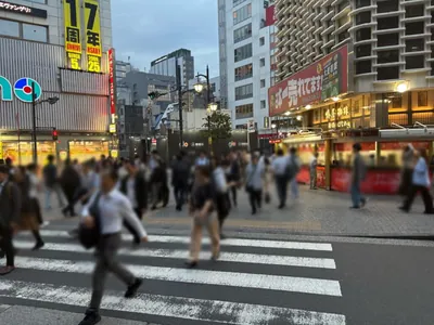 新橋ラウンジへの道順 2／12：駅を背にして目の前の横断歩道を渡ります。