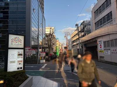 ダイヤモンドへの道順 5／8：左手二つ目の路地を越えて直進します。