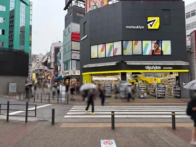 エディションへの道順 3／7：正面に横断歩道が出てくるので渡って直進します。