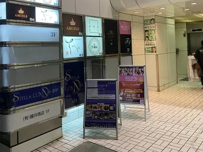 NRG （エヌアールジー）への道順 4／4：少し歩くと右手に六本木NRGの入る藤井ビルがあります。