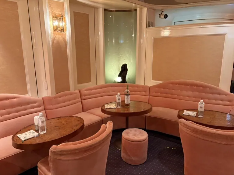 ドルフィンの店内