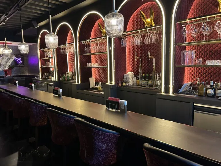 B4 (ビーフォー)の店内