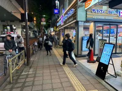 ガーデンへの道順 3／7：右手一つ目の路地を越えて直進をします。