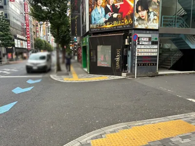 スイ （粋/SUI）昼への道順 10／12：一つ目の右手路地を越えて直進します。