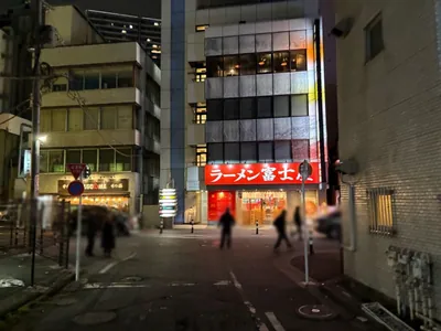 プレグナントへの道順 14／15：突き当りを左折します。