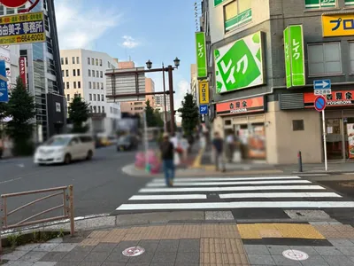 華鈴灯 （かりんとう）への道順 4／15：一つ目の路地を越えて直進します。