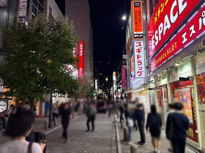 ザクラブ離れ （THE CLUB離れ）への道順 2／8：駅を背にして、左手に進みます。