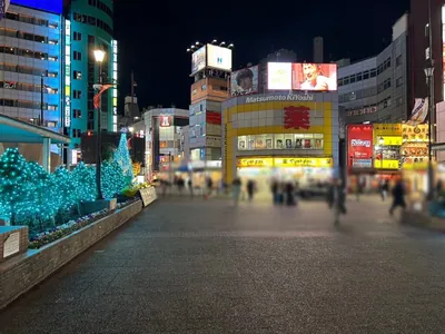 ワイへの道順 2／8：駅を背中にして右へ歩きます。