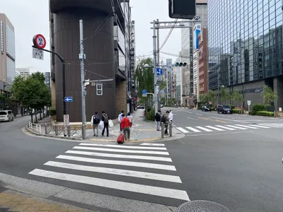 ラヴィエへの道順 4／5：ガードをくぐり更に直進します。