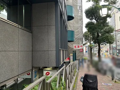 チュチュへの道順 5／5：直進し、50mほど進むと左手に目黒チュチュが入るビルがあります。