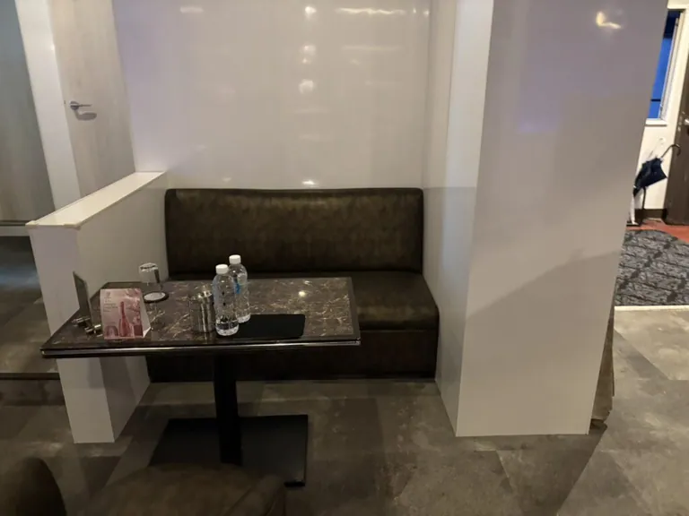 アジュールの店内