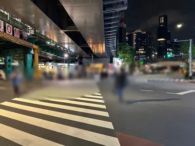 セブンへの道順 3／7：横断歩道を渡り直進します。