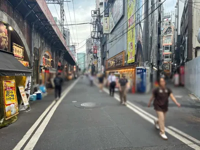 カラットはなれへの道順 4／5：右手路地を越えて直進します。