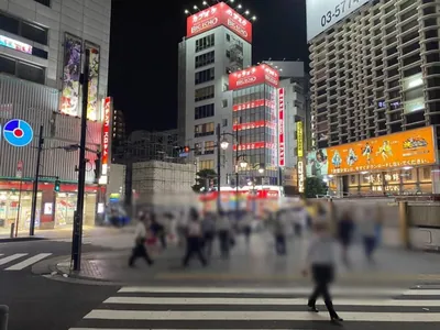 キングアンドクイーン （King＆Queen）への道順 2／5：正面の横断歩道を渡ります。