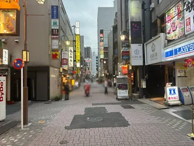 蓮 （レン）への道順 8／9：三つ目の左手路地も越えて直進します。