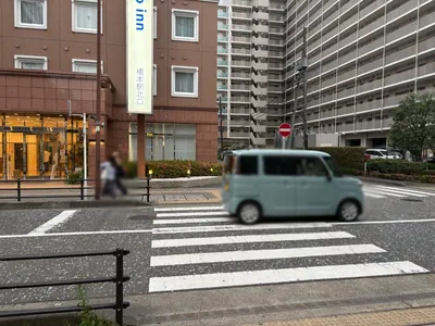 カーニバルへの道順 8／9：三つ目の十字路も超えて直進を続けます。