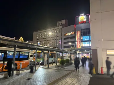 翡翠 （ヒスイ）への道順 2／9：駅を背にして右手へ進みます。