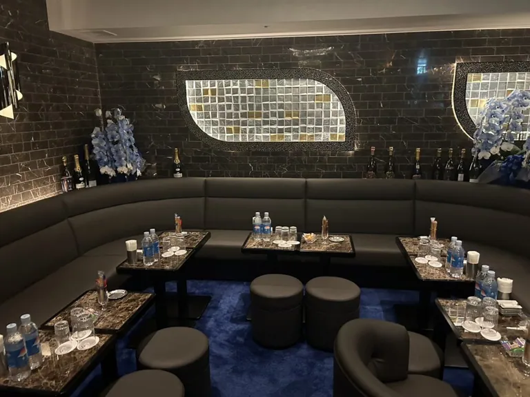 AO （アオ）の店内